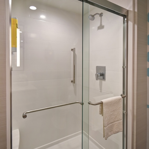 Tru by Hilton Bathroom | Deadwood Hotels