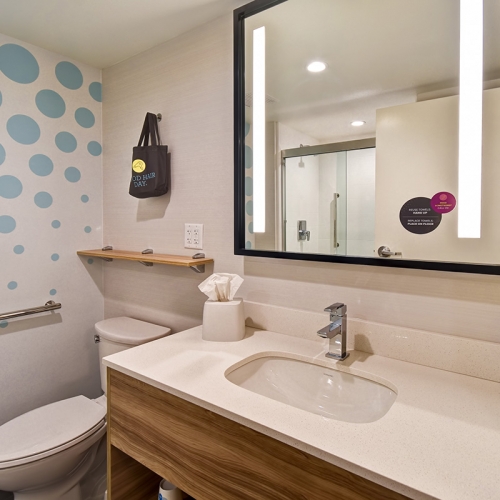 Tru by Hilton Bathroom | Deadwood Hotels